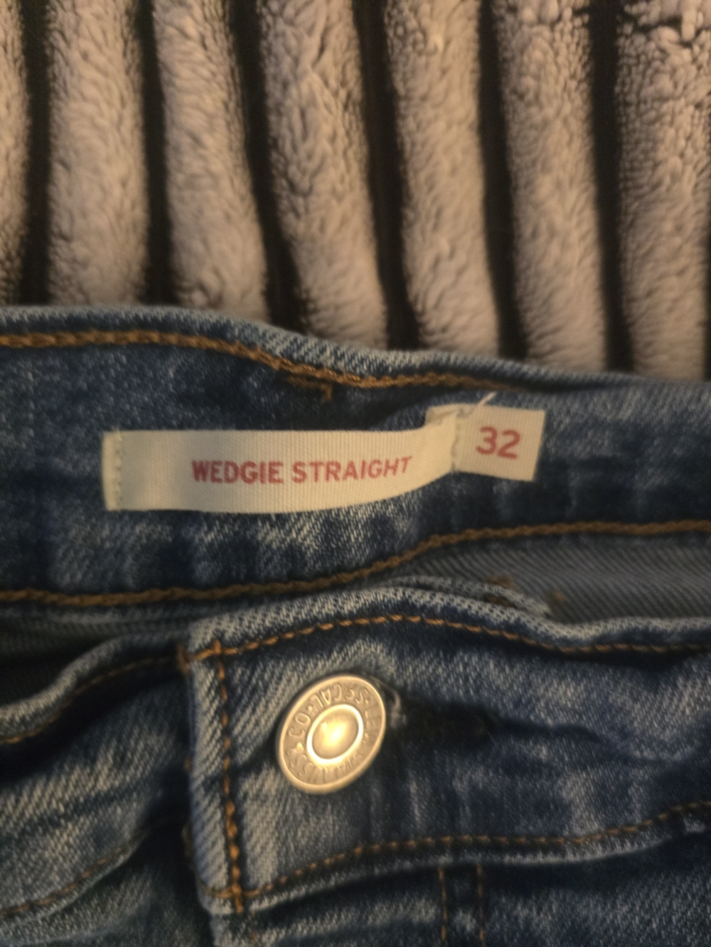 Classic High-Rise Wedgie Straight Women's Jeans (Size 32) - Picture 6 of 8